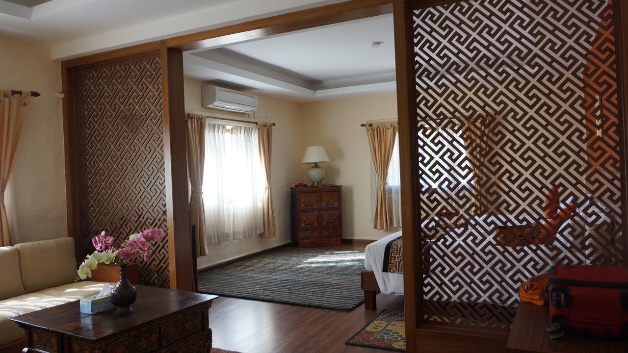Royal Mustang Resort Nāmbo Exterior photo